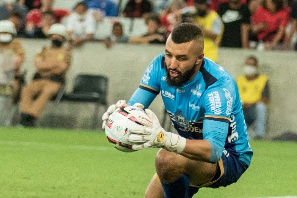 Foto: (Robson Mafra/AGIF) - Alex Muralha voltou a falhar no gol do Coritiba, gerando críticas da torcida do Coxa