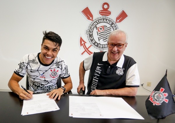 Foto: (Twitter Oficial Corinthians/Rodrigo Coca/Agência Corinthians) - Roni, ao lado de Roberto de Andrade, assinou um novo contrato com o Corinthians nesta quarta (30)