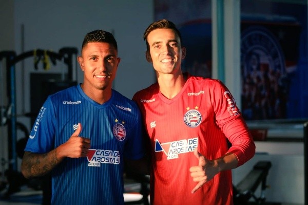 Foto: (Twitter Oficial Bahia/@ECBahia/Divulgação) - Didi, à esquerda, e César, à direita, posaram como novos jogadores do Bahia