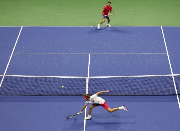 Al Bello/Getty Images/ Dominic Thiem e  Alexander Zverev em quadra no US Open 2020.   