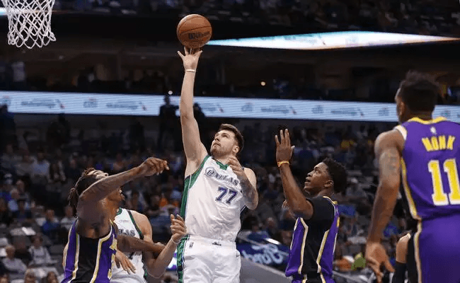 Foto: Ron Jenkins/AFP - Luka Doncic foi o destaque do Mavs na vitória sobre o Lakers Foto: Ron Jenkins/AFP - Luka Doncic foi o destaque do Mavs na vitória sobre o Lakers