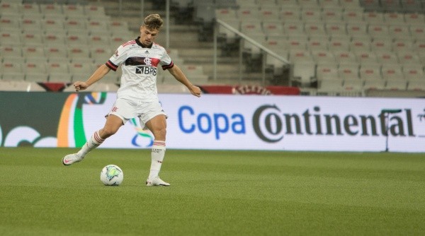 Gabriel Noga foi revelado no Flamengo e ainda tem contrato (Foto: Robson Mafra/AGIF)
