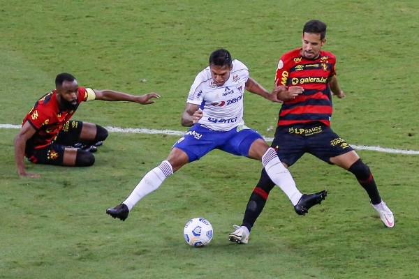 Paulo Paiva/AGIF/ Sport x Fortaleza em duelo na temporada passada. Paulo Paiva/AGIF/ Sport x Fortaleza em duelo na temporada passada.