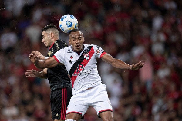 Foto: Jorge Rodrigues/AGIF – Volante Marlon (foto) tem contrato até dezembro no Atlético-GO e já esteve no radar do Timão
