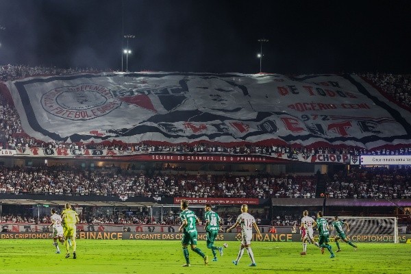 Foto: (Marcello Zambrana/AGIF) - A torcida do São Paulo fez a festa antes, durante e depois do Choque-Rei disputado no Morumbi