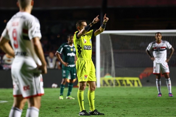 Foto: (Marcello Zambrana/AGIF) - O árbitro Douglas Marques das Flores assinalou pênalti contra o Palmeiras após analisar o lance no árbitro de vídeo