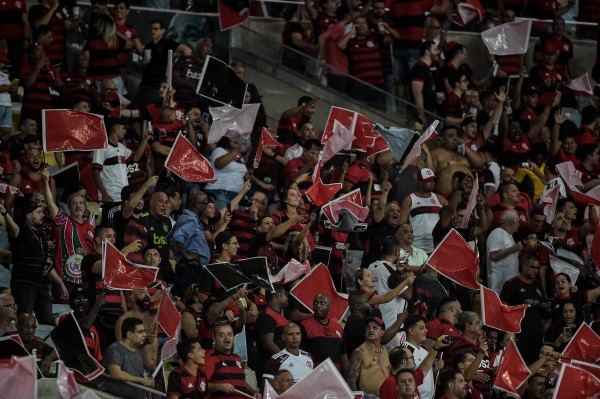 Foto: (Thiago Ribeiro/AGIF) - A torcida do Flamengo vaiou a equipe após o término do clássico