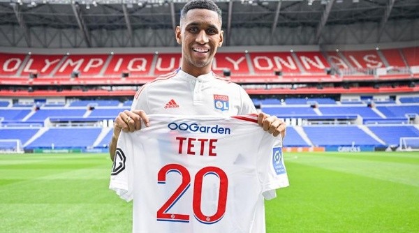 Tetê foi contratado pelo Lyon (Foto: Twitter oficial do Lyon) Tetê foi contratado pelo Lyon (Foto: Twitter oficial do Lyon)