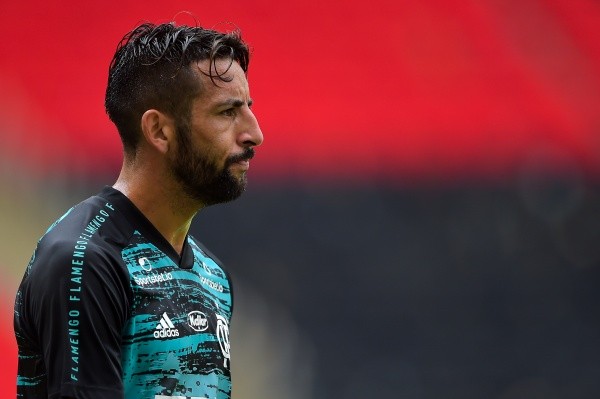 Mauricio Isla está de saída do Flamengo (Foto: Thiago Ribeiro/AGIF)