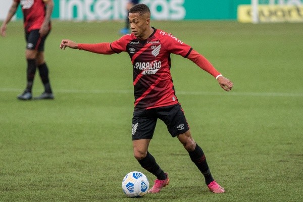 Foto: (Robson Mafra/AGIF) - Vitinho foi vendido pelo Athletico em agosto do ano passado por 6 milhões de euros, aproximadamente R$36,8 milhões