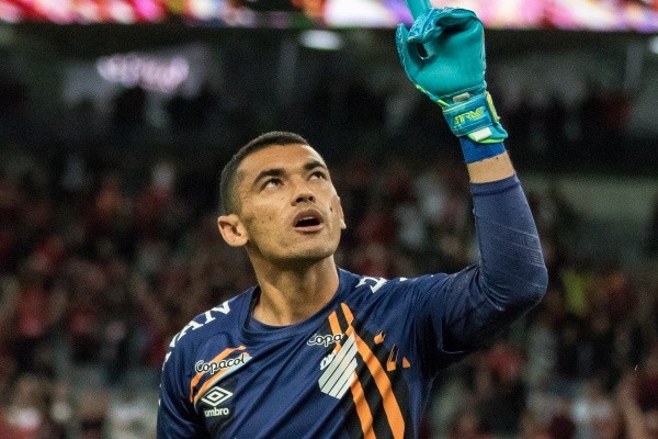 Foto: (Robson Mafra/AGIF) - Depois de fazer história no Athletico-PR, Santos chega ao Flamengo para realizar o sonho de vestir o manto rubro-negro Foto: (Robson Mafra/AGIF) - Depois de fazer história no Athletico-PR, Santos chega ao Flamengo para realizar o sonho de vestir o manto rubro-negro