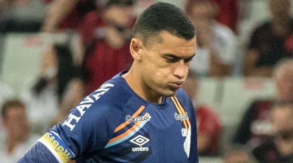 Santos acertou com o Flamengo (Foto: Robson Mafra/AGIF)