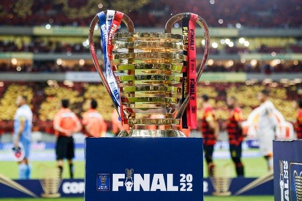 Foto: (Rafael Vieira/AGIF) - O Sport espera levantar a taça da Copa do Nordeste pela quarta vez eu sua história