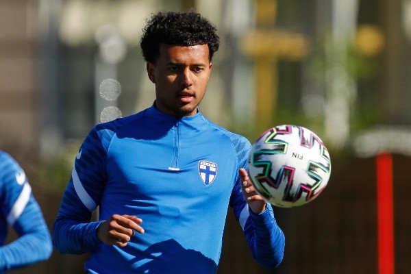 Foto: (NurPhoto/Getty Images) - Niko Hämäläinen durante treino da seleção da Finlândia