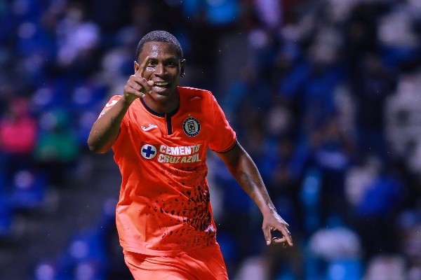 Foto: (Manuel Velasquez/Getty Images) - Bryan Angulo rescindiu com o Cruz Azul, do México, para assinar com o Santos sem custos de transferência Foto: (Manuel Velasquez/Getty Images) - Bryan Angulo rescindiu com o Cruz Azul, do México, para assinar com o Santos sem custos de transferência
