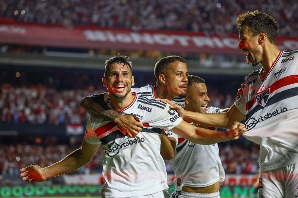 Calleri comemorando gol no São Paulo (Foto: Marcello Zambrana/AGIF)