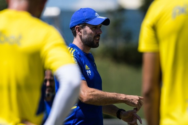 Foto: (Gustavo Aleixo/Cruzeiro) - Pezzolano ainda aguarda a definição dos imbróglios nos bastidores no Cruzeiro para poder contar com Leonardo Pais Foto: (Gustavo Aleixo/Cruzeiro) - Pezzolano ainda aguarda a definição dos imbróglios nos bastidores no Cruzeiro para poder contar com Leonardo Pais