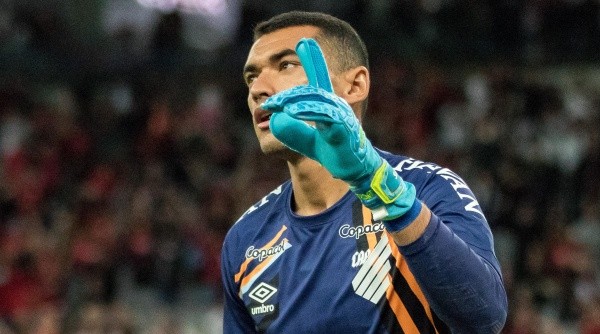 Santos foi contratado do Athletico Paranaense (Foto: Robson Mafra/AGIF)