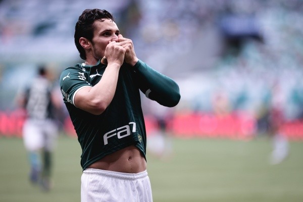 Foto: Ettore Chiereguini/AGIF | Rafael Veiga marcou o terceiro gol do Palmeiras na partida Foto: Ettore Chiereguini/AGIF | Rafael Veiga marcou o terceiro gol do Palmeiras na partida