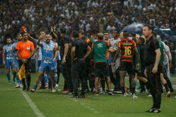 Foto: (Paulo Paiva/AGIF) - A decisão da Copa do Nordeste também ficou marcada pela confusão entre as comissões do Sport e do Fortaleza 