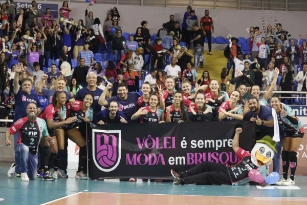 Sidney Silva/EsporteSC/ Brusque bate o Blumenau e consegue o acesso para a elite na Superliga Feminina de vôlei. 