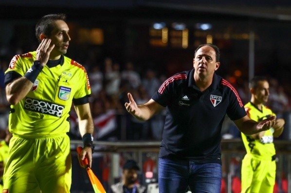 Marcello Zambrana/AGIF/ Ceni falando com a arbitragem no primeiro jogo da final entre São Paulo x Palmeiras. Marcello Zambrana/AGIF/ Ceni falando com a arbitragem no primeiro jogo da final entre São Paulo x Palmeiras.