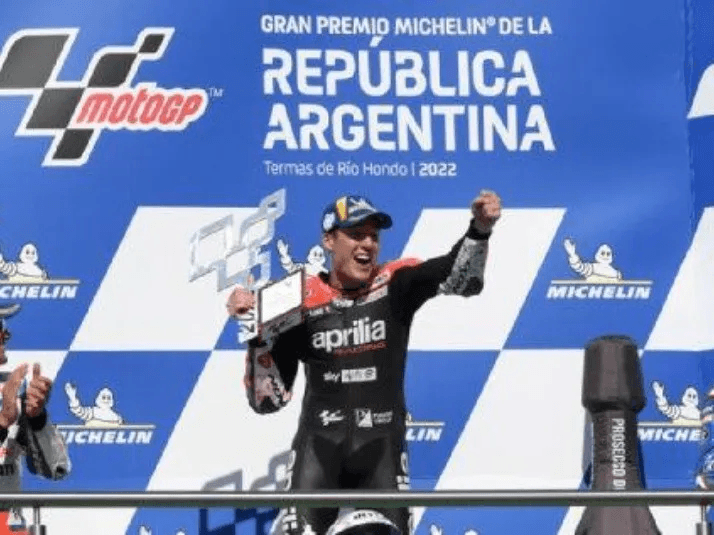 Juan Mabromata/Getty Images - Aleix Espargaró, da Aprilia, comemora vitória no pela MotoGP no GP da Argentina, em Buenos Aires