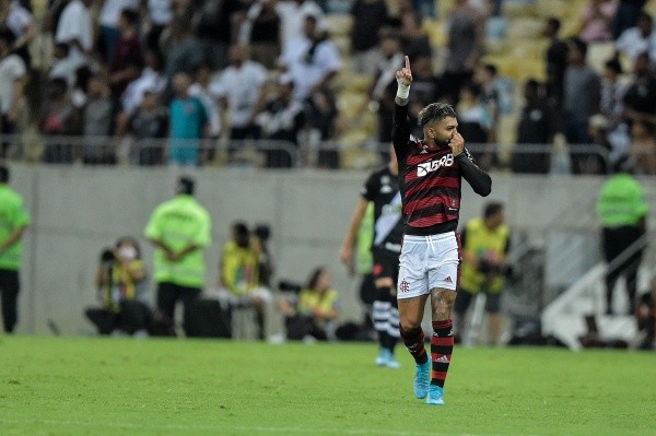 Thiago Ribeiro/AGIF/ Gabigol comemorando gol pelo Flamengo. 