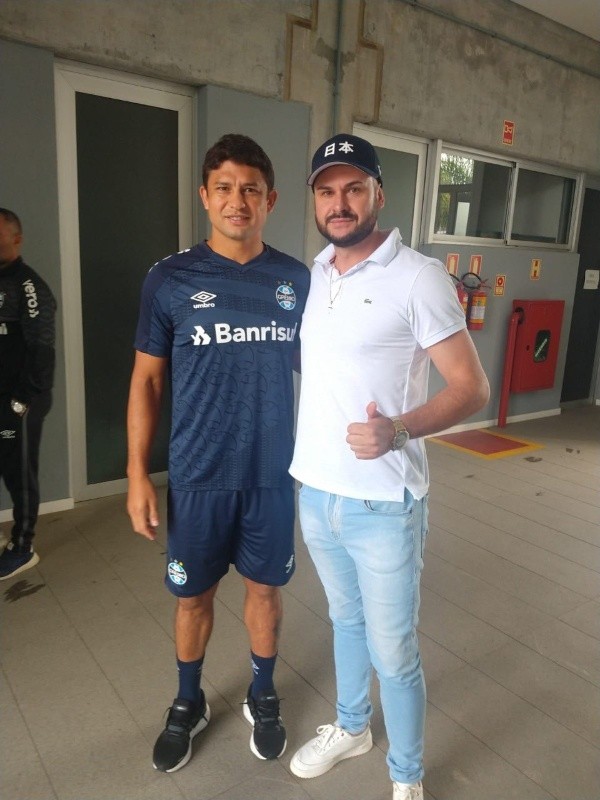 Elkeson já com a camisa do Grêmio - Foto: Reprodução