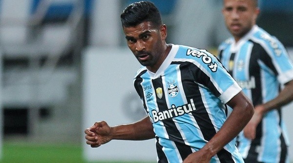 Thiago Santos tem perdido espaço no Grêmio (Foto: Fernando Alves/AGIF)