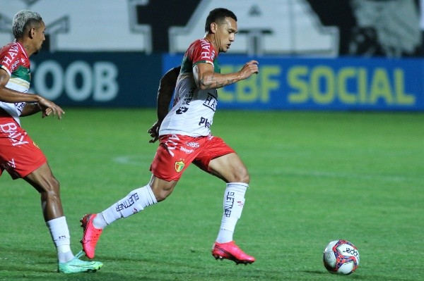 Foto: (Joao Vitor Rezende Borba/AGIF) - Thiago Alagoano disputou a última Série B pelo Brusque, onde disputou 37 rodadas, marcou sete gols e concedeu cinco assistências