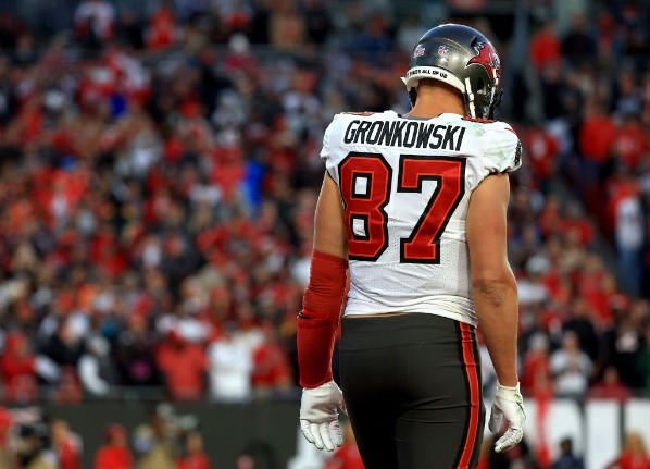 Mike Ehrmann/Getty Images/ Sem pressa! Rob Gronkowski comenta sobre futuro na NFL. 