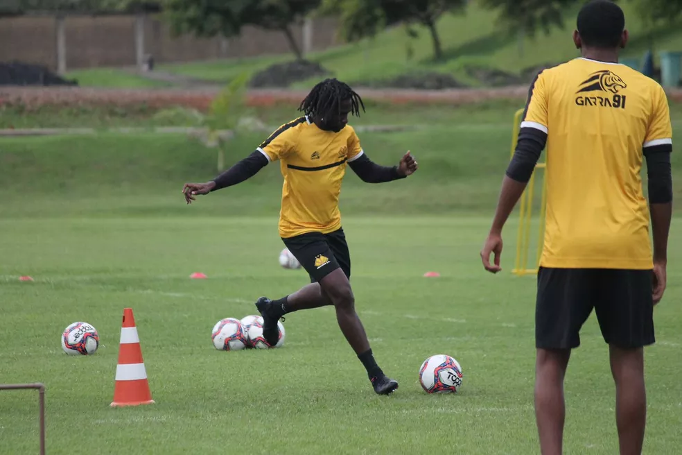 Foto: Celso da Luz/ Assessoria de imprensa Criciúma E. C/ Negueba em treino no Tigre. .