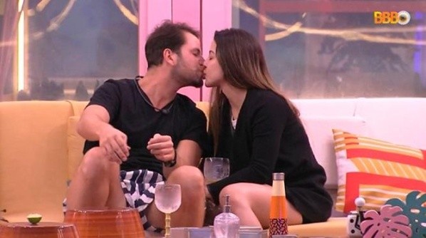 Beijo tem em todo lugar -- até no BBB - Foto: Globo Beijo tem em todo lugar -- até no BBB - Foto: Globo