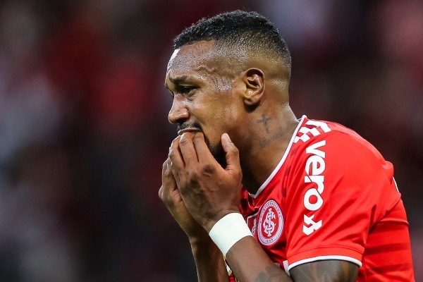 Edenílson também está sendo cotado para sair do Internacional (Foto: Pedro H. Tesch/AGIF) Edenílson também está sendo cotado para sair do Internacional (Foto: Pedro H. Tesch/AGIF)