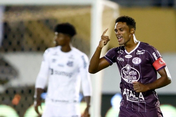 Foto: (Thiago Calil/AGIF) - Novo reforço do CSA, Bruno Mezenga disputou sua última partida pela Ferroviária no dia 25 de março