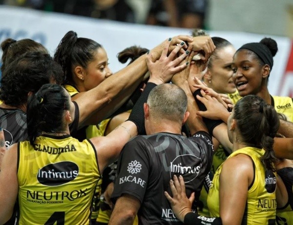 Patricy Albuquerque/ Praia Clube comemorando ponto em quadra. 