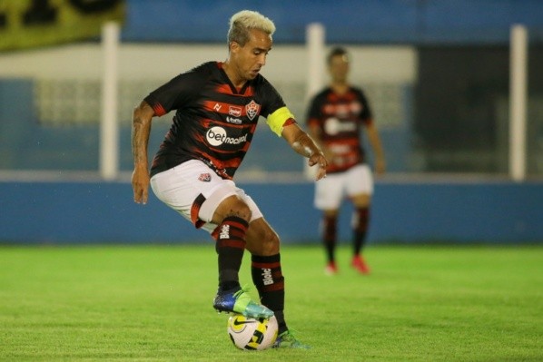 Foto: (Fernando Torres/AGIF) - Jadson é um dos desfalques certos do Vitória para o duelo contra o Remo