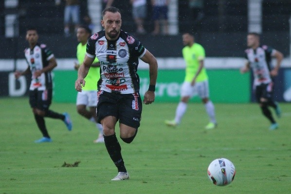 Foto: (Joao Vitor Rezende Borba/AGIF) - A presença de Paulo Sérgio na estreia do Operário na Série B não é garantida