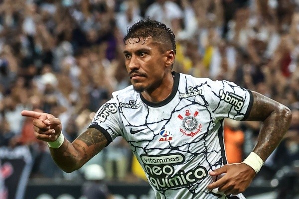 Foto: Marcello Zambrana/AGIF – Paulinho só retornou ao Corinthians por intermédio do Grupo Taunsa no pagamento de seus salários