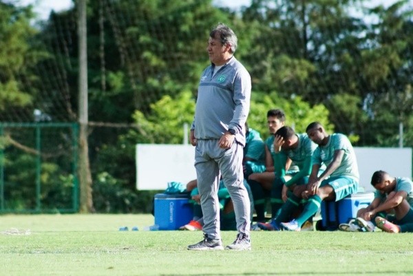 Foto: (Twitter Oficial Chapecoense/Tiago Meneghini/ACF) - Gilson Kleina ganhou várias peças nesta semana para montar o time da Chape na Série B