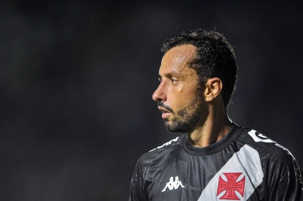 Foto: Thiago Ribeiro/AGIF – Nenê saiu de campo irritado e jogou a braçadeira de capitão no chão