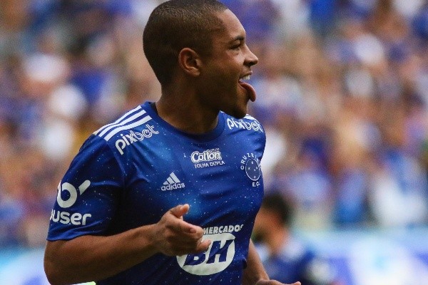 Fernando Moreno/AGIF/ Vitor Roque comemorando gol pelo Cruzeiro. Fernando Moreno/AGIF/ Vitor Roque comemorando gol pelo Cruzeiro.