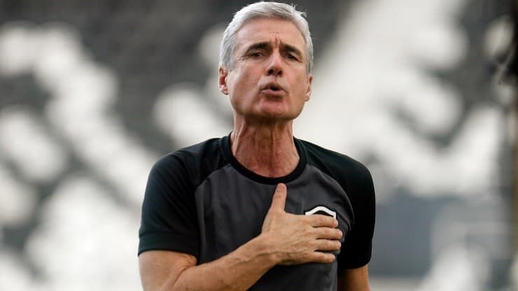 Foto: Vitor Silva/Botafogo/Divulgação/ Luís Castro ficará de fora da estreia do Botafogo no Campeonato Brasileiro. 