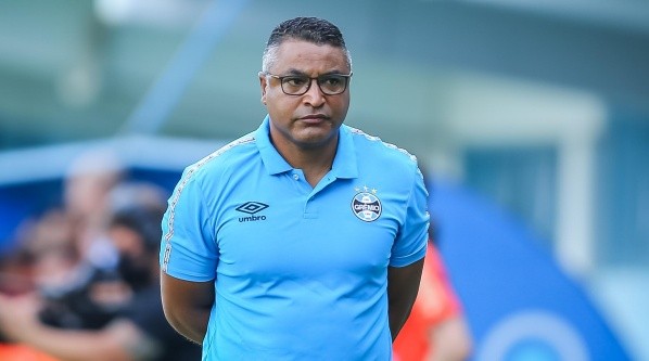 Roger Machado testou Pedro na função de Campaz (Foto: Pedro H. Tesch/AGIF)