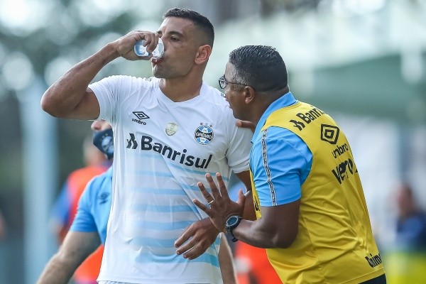 Pedro H. Tesch/AGIF/ Roger Machado poderá ter a volta de Diego Sousa para o duelo contra a Chapecoense. 