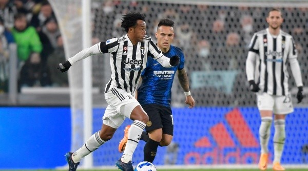 Cuadrado com a camisa da Juventus (Foto: Daniele Badolato - Juventus FC)