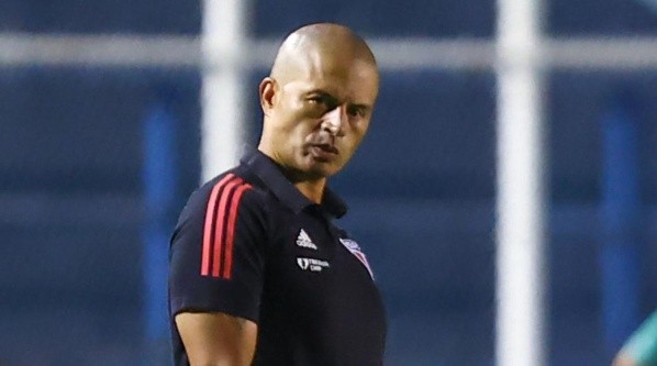Alex no comando do São Paulo sub-20 (Foto: Marcello Zambrana/AGIF)