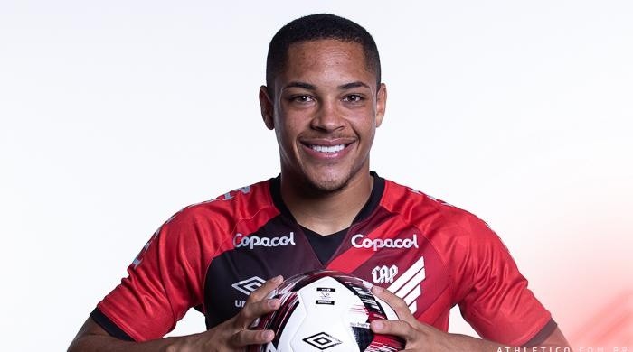 Foto: José Tramontin/athletico.com.br/Divulgação - O atacante utilizará o número que era de Bruno Guimarães