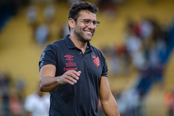 Foto: (Diogo Reis/AGIF) - Pelo Athletico, Alberto Valentim foi campeão da Copa Sul-Americana 2021